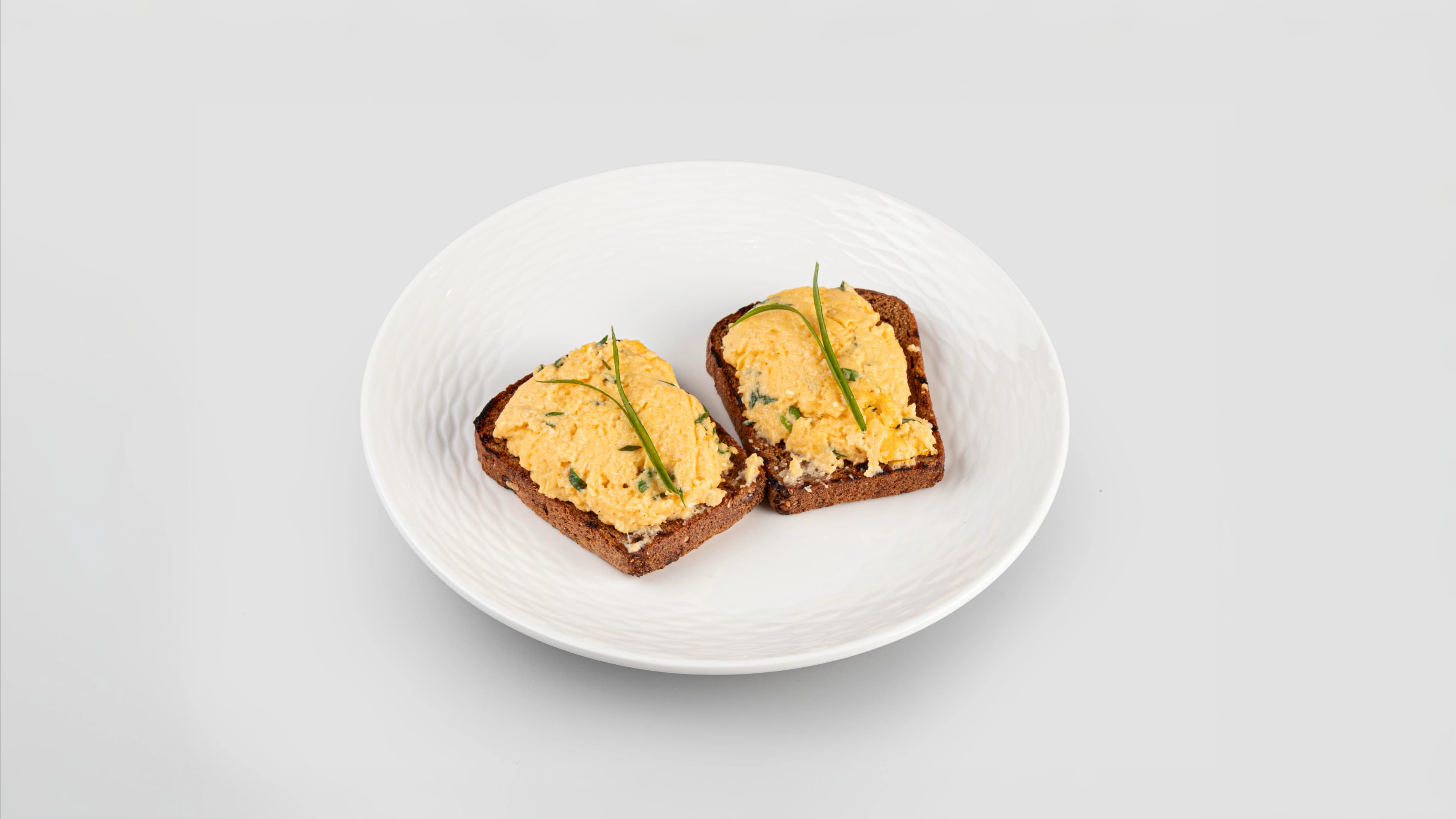 Изображение продукта Скрембл на бородинском тосте