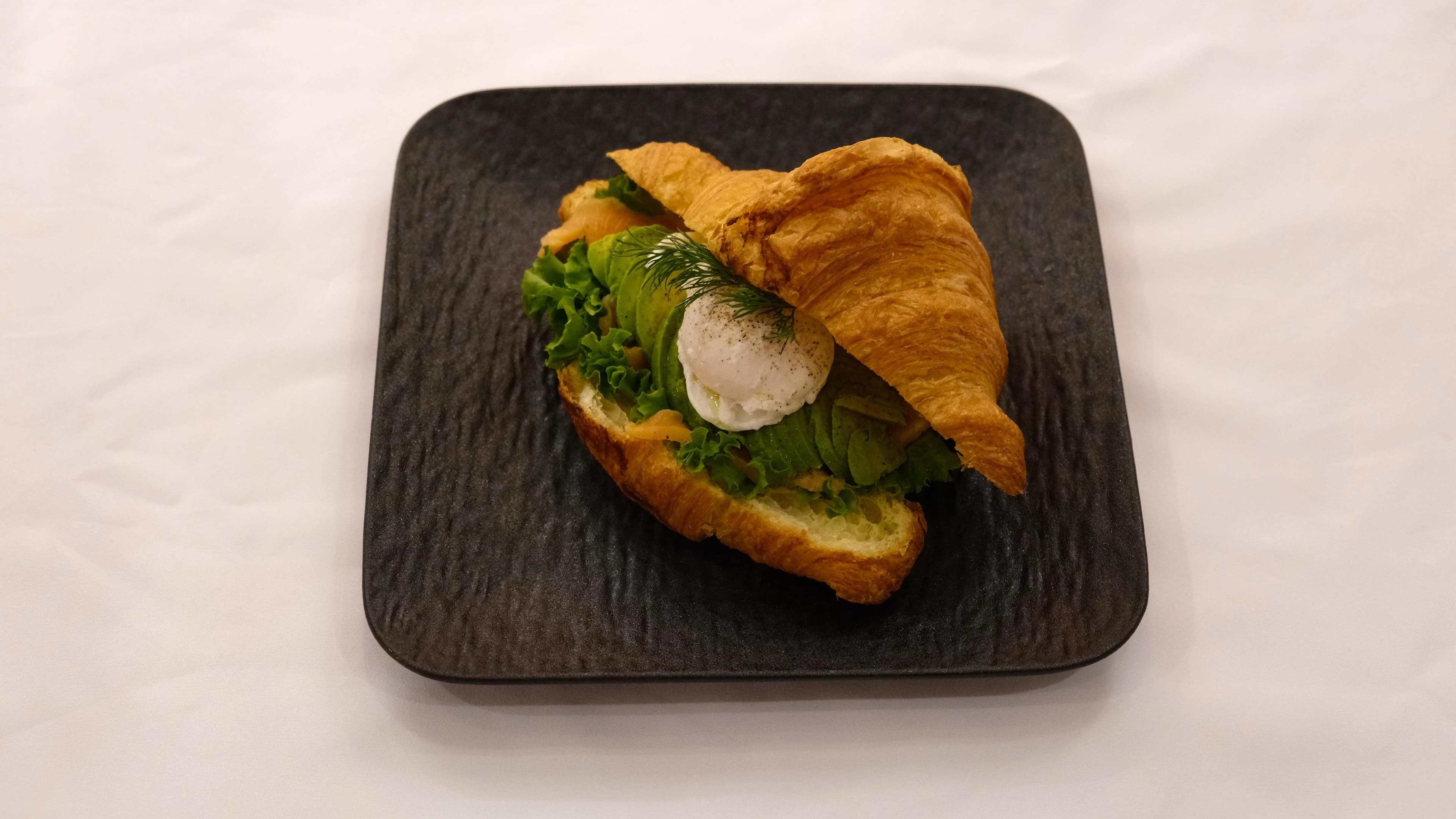 Изображение продукта Круассан с лососем и авокадо